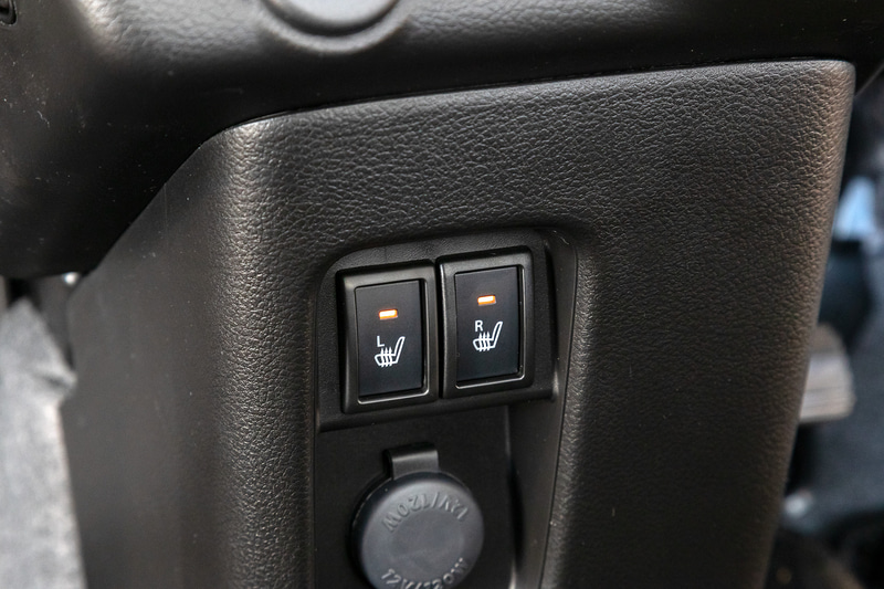 インパネアッパーボックスは収納として使え、蓋を開くとテーブルとして利用できる。前席シートヒーターは全グレードに標準装備