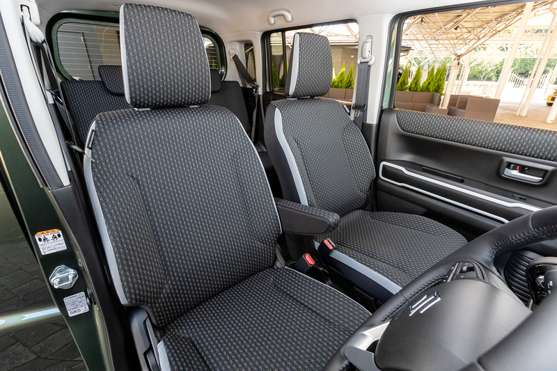 多彩なシートレイアウトが可能なほか、ラゲッジルームは荷室側から後席のスライド調整が可能。後席を倒すことでフラットな荷室空間が生み出される