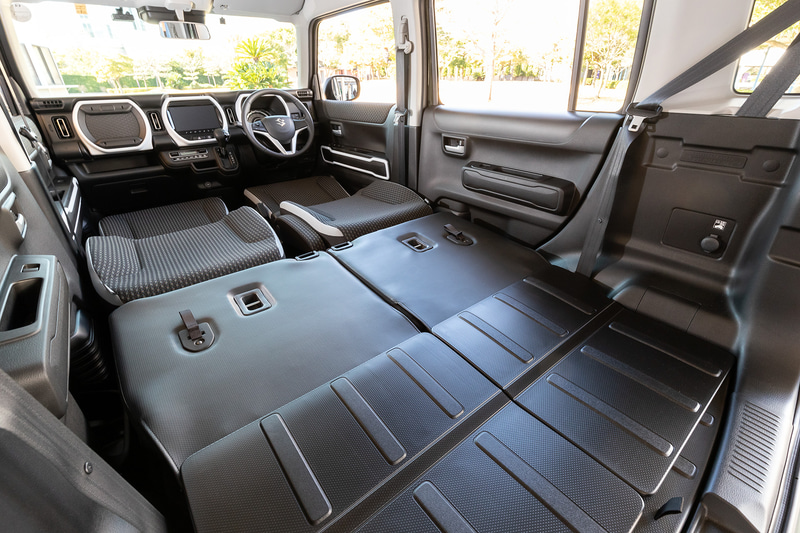 多彩なシートレイアウトが可能なほか、ラゲッジルームは荷室側から後席のスライド調整が可能。後席を倒すことでフラットな荷室空間が生み出される