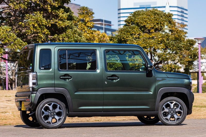 こちらは自然吸気/2WD仕様の「HYBRID X」（151万8000円）