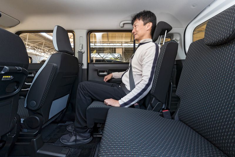 新型ハスラーでは従来モデルから前後乗員間距離を35mm、頭上高では前席で29mm、後席で18mmそれぞれ拡大するなど、居住性が高められた。後席は前後スライドとともにリクライニング機構も備わる