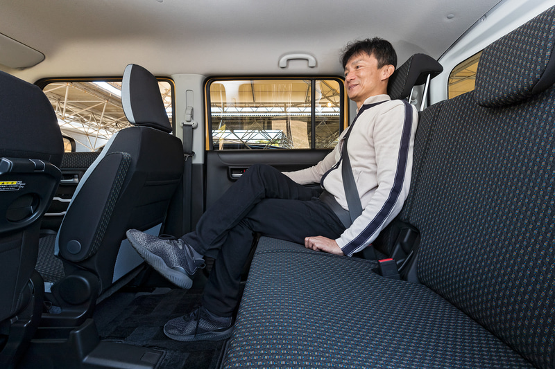 新型ハスラーでは従来モデルから前後乗員間距離を35mm、頭上高では前席で29mm、後席で18mmそれぞれ拡大するなど、居住性が高められた。後席は前後スライドとともにリクライニング機構も備わる