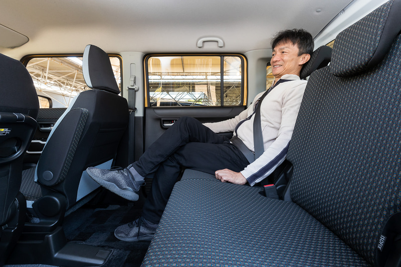 新型ハスラーでは従来モデルから前後乗員間距離を35mm、頭上高では前席で29mm、後席で18mmそれぞれ拡大するなど、居住性が高められた。後席は前後スライドとともにリクライニング機構も備わる