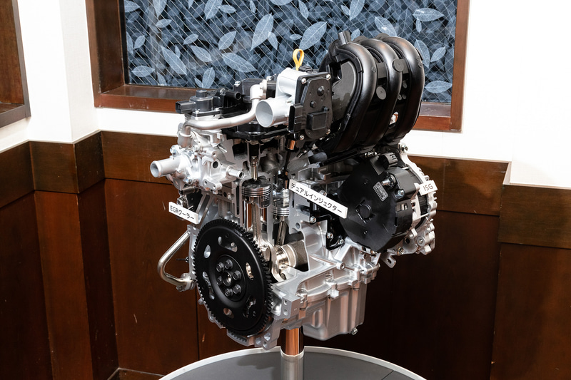 試乗会会場に展示された「R06D」型エンジン