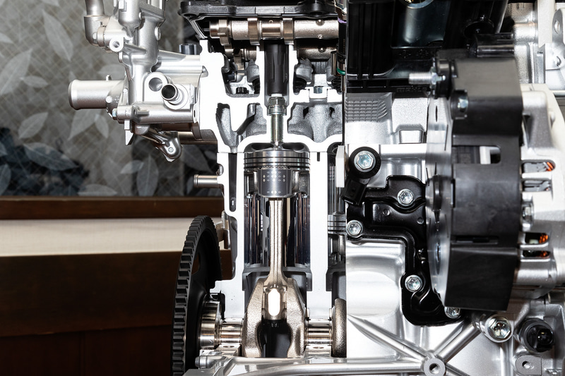 試乗会会場に展示された「R06D」型エンジン