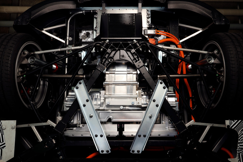 試作モーターユニットを搭載した実験用車両もすでに製作されている