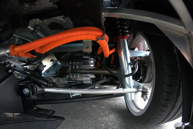 試作モーターユニットを搭載した実験用車両もすでに製作されている