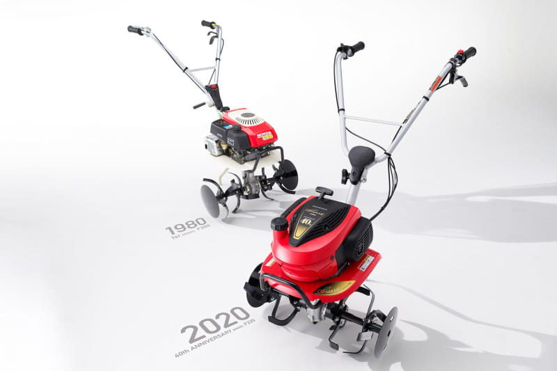 初代F200（奥）と現行のF220（手前）