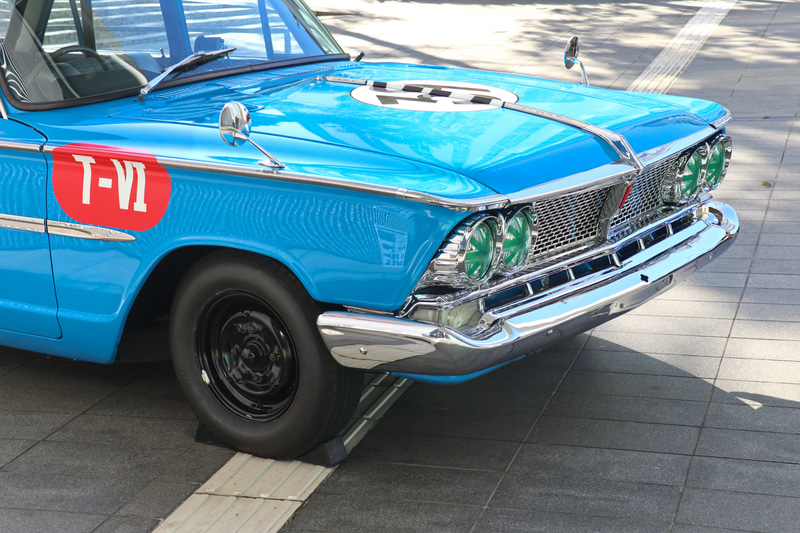 フロントのサイドにフェンダーマスコットが付いていたが、当時に合わせて取り外した