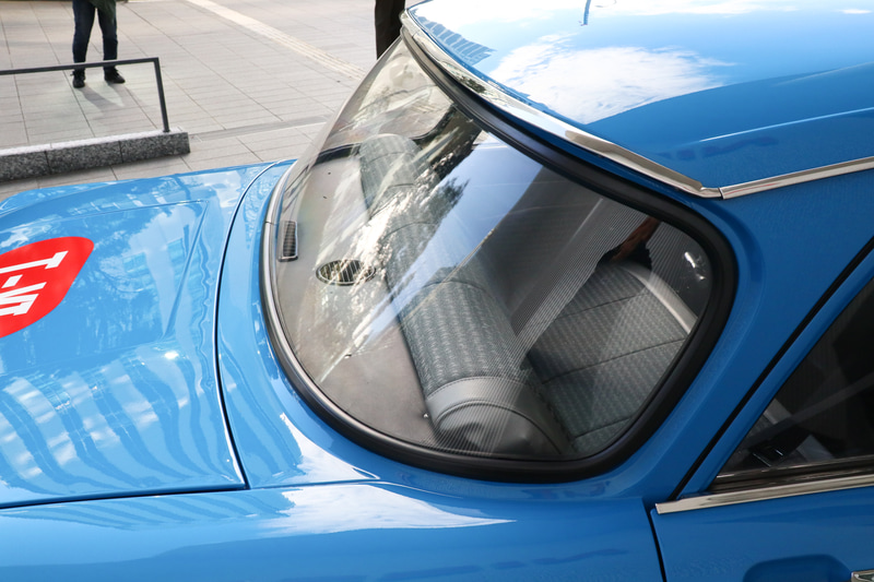 リアウィンドウはアクリル製だったが、今回新しく作り直した