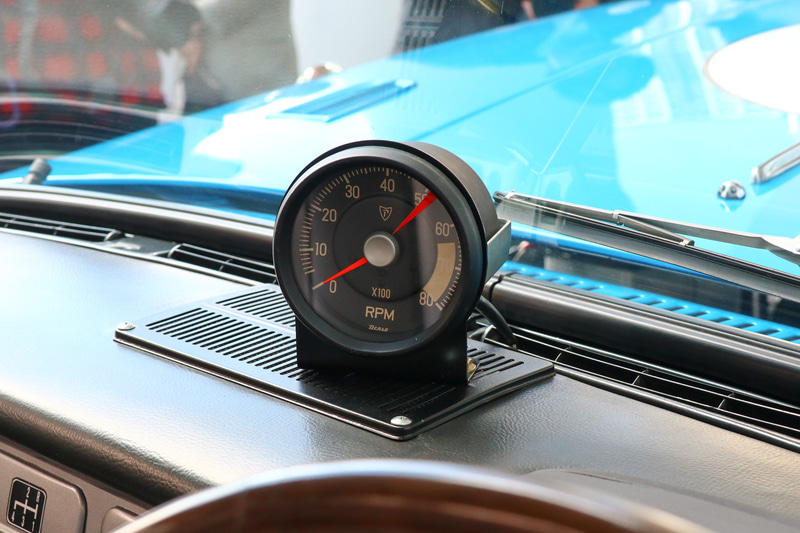 タコメーターは当時の写真に合わせて再現