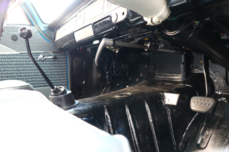 当時はコラムシフトが標準だったが、改造してフロアシフトとしていたという。ステッキ型のパーキングブレーキがその名残り