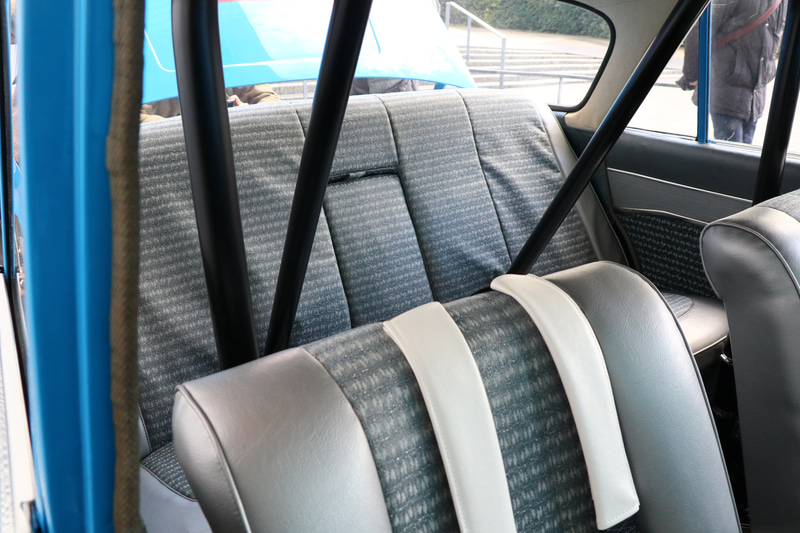 ヘッドレストはなし。リアシートも西陣織