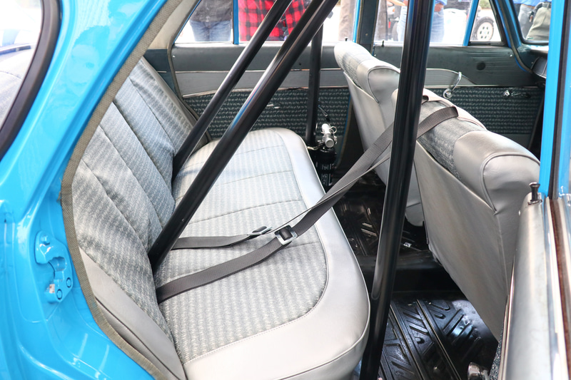 ロールケージを装備。当時と同じボルト締めで、リアシートは撤去せず。消化器はサーキット走行に備えて装備した