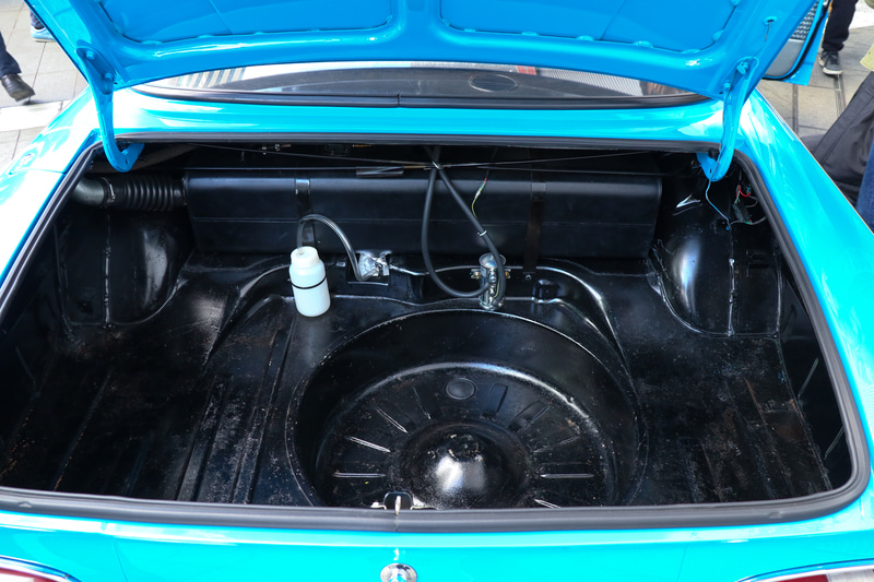 トランクルーム。ハーネス類も新しくしている