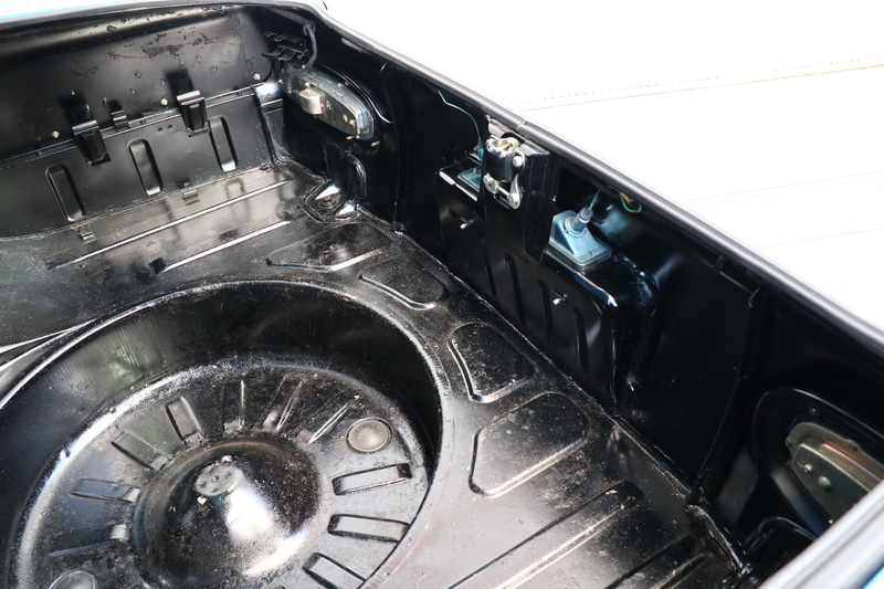 トランクルーム。ハーネス類も新しくしている