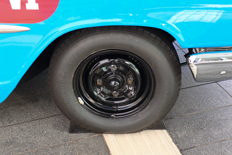 タイヤはダンロップ CR65 5.50L-13。ビンテージカー用で国内では扱いがないサイズ。Made in EUとなっている