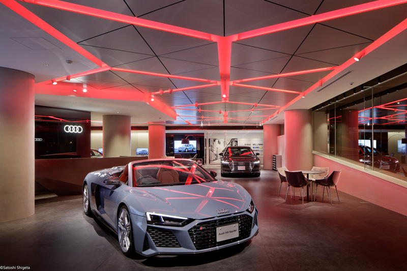 Audi City 紀尾井町の店舗内。バーチャルテクノロジーを駆使して車両紹介を行なう