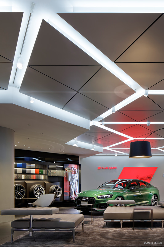 Audi City 紀尾井町の店舗内。バーチャルテクノロジーを駆使して車両紹介を行なう
