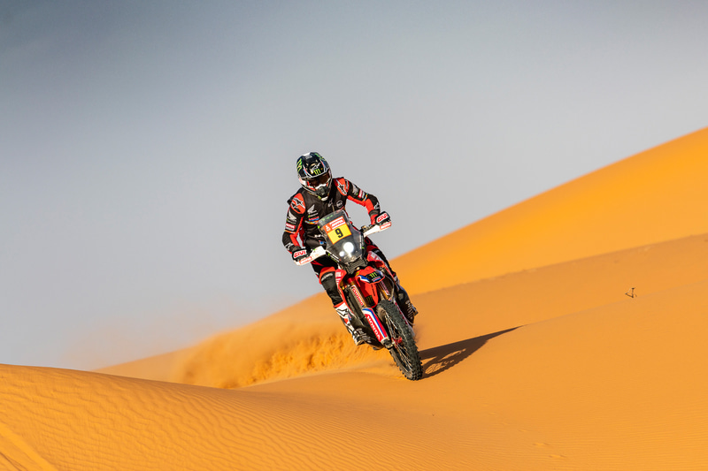 ルートは75％が砂漠地帯。写真はワークスマシン「CRF450 RALLY」に乗るリッキー・ブラベック選手