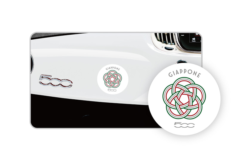 白・赤・緑からなるトリコローレカラーの水引をデザインしたステッカーを装着する