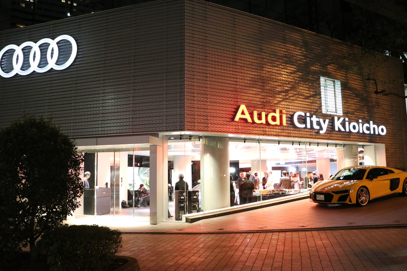 交差点の角地にあり遠くからでも目立つ立地