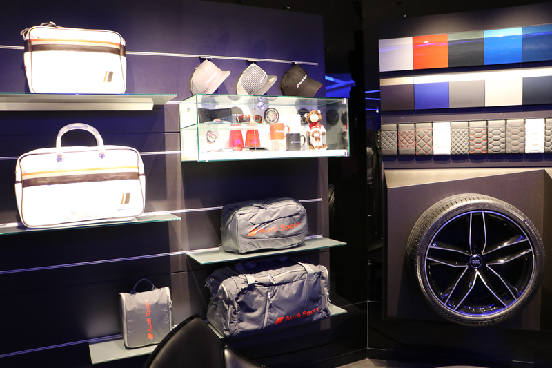 店内にはオリジナルグッズやカー用品、レーシングスーツも展示される