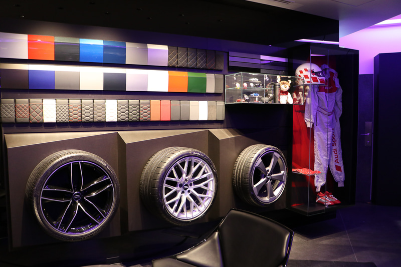 店内にはオリジナルグッズやカー用品、レーシングスーツも展示される