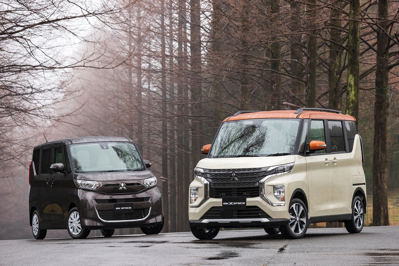 スーパーハイトワゴンになった新型「eKスペース」（左）と「eKクロス スペース」（右）