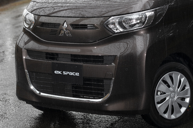 グリルをボディ同色とすることで落ち着いたイメージ