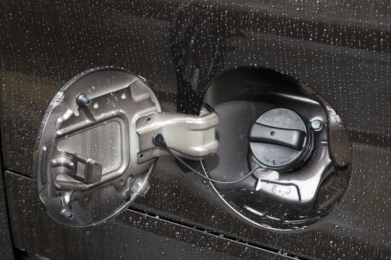 無鉛レギュラーガソリン仕様で燃料タンク容量は27L