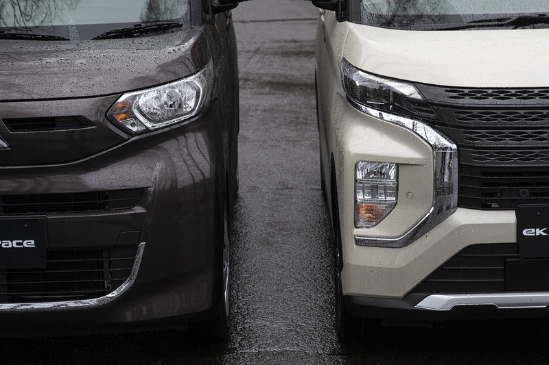 ヘッドライトの点灯パターン。eKスペースはハロゲンのみ、eKクロススペースはオプションのアダプティブLEDヘッドライトが装着されている