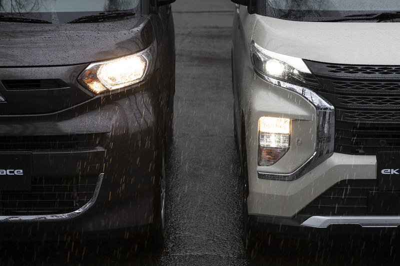 ヘッドライトの点灯パターン。eKスペースはハロゲンのみ、eKクロススペースはオプションのアダプティブLEDヘッドライトが装着されている