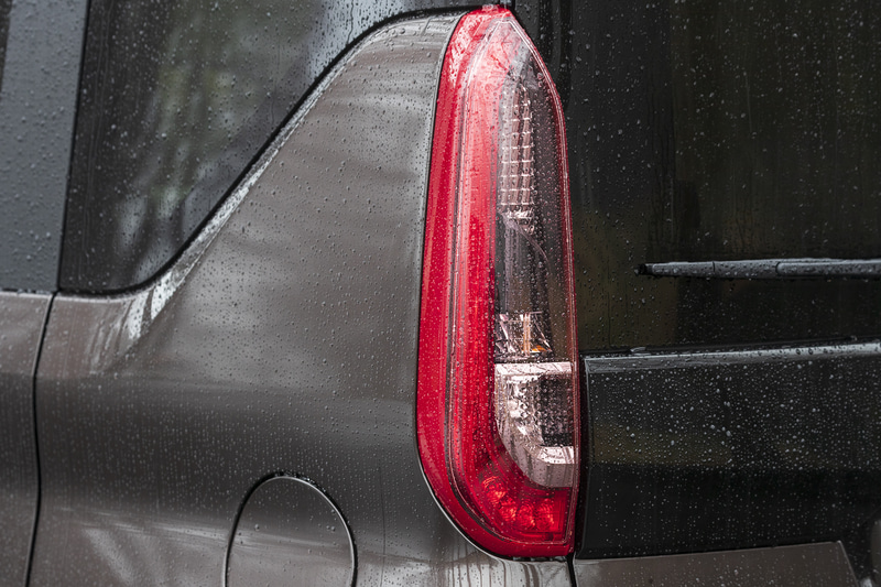 リアコンビランプはストップランプとテールランプにLEDを採用