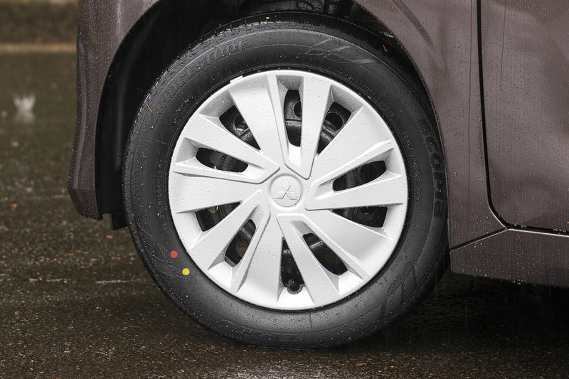 eKスペースのタイヤサイズは155/65R14で統一。M、Gグレードはカバー付のスチールホイールが標準となる