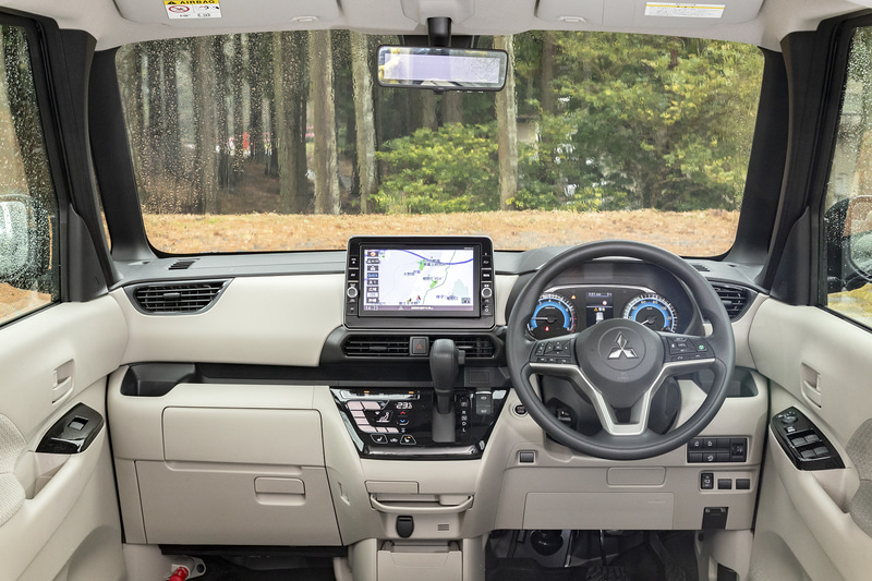 インパネ全体をライトウォームグレーで統一。車内全体が明るく感じられる