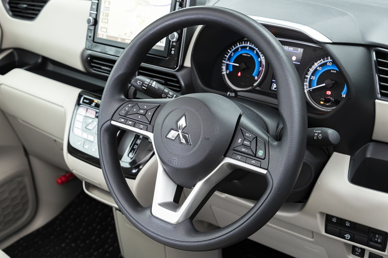 M、Gグレードのステアリングはウレタンタイプ。撮影車両にはオプションのマイパイロットなどが装着されているためボタンが多い