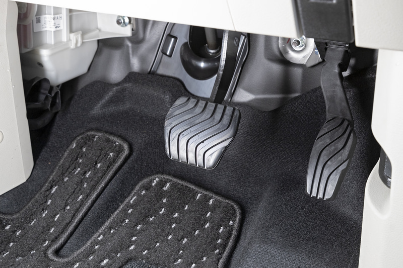 パーキングブレーキは電動タイプを採用しているため2ペダル