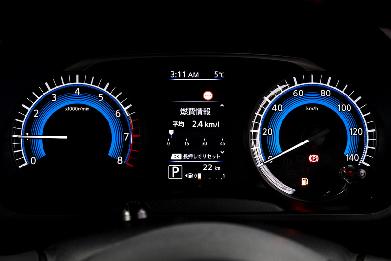 中央にインフォメーションディスプレイを備えた2眼メーター