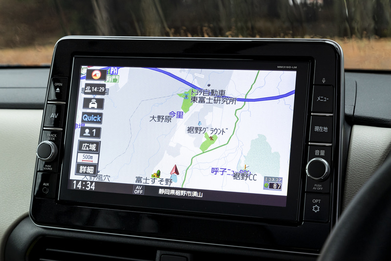 標準では全車オーディオレス仕様。撮影車両にはオプションの9インチナビゲーション「MM319D-LM」が装着されている