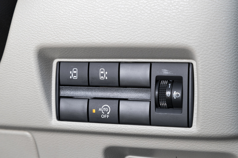 ステアリングコラム右側にはスライドドアなどのスイッチ