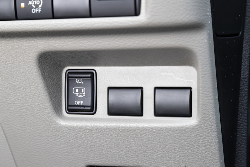 スライドドア下部に足先を入れることで開くことが可能なハンズフリーオートスライドドアを採用。運転席側はオプション