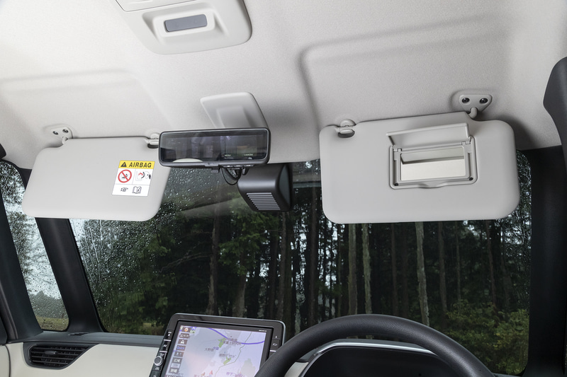 大型のサンバイザーを採用。運転席側は裏にバニティミラーを装備