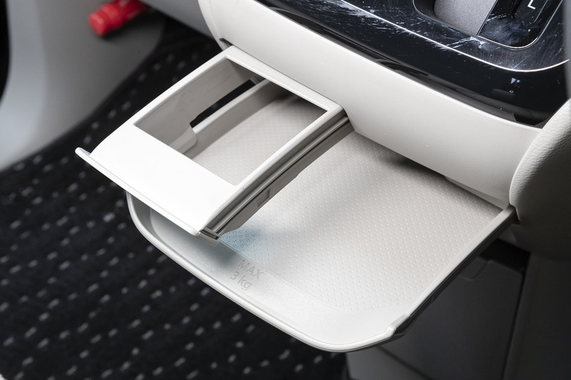 インパネ中央に引き出し式のトレイを装備。紙パックOKなカップホルダーも用意