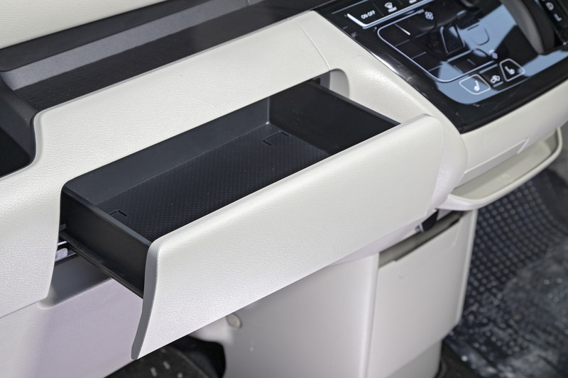 助手席前にはボックスティッシュを収納できる引き出し式のグローブボックス