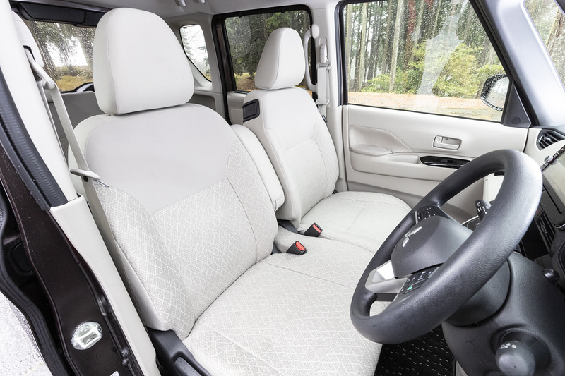 フロントシートはベンチタイプでアームレストも装備。G、Tグレードのシート表皮ははっ水タイプ
