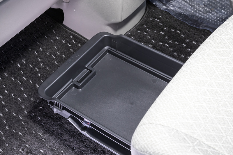 助手席下部には大型のアンダートレーを装備