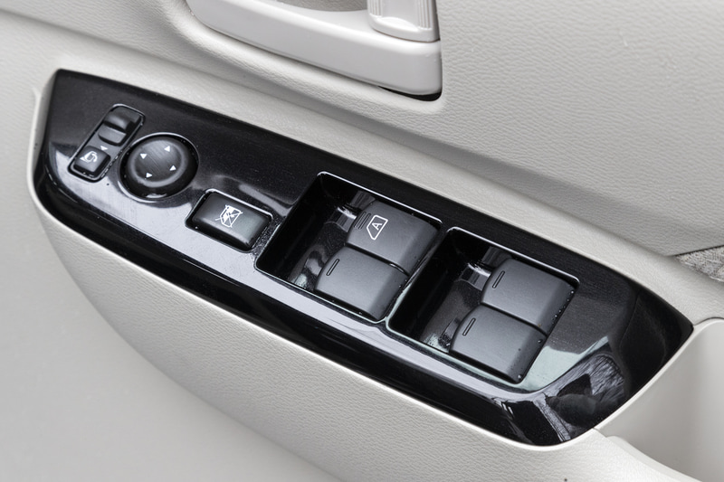 アームレストにはパワーウィンドウ、サイドミラーのスイッチ類