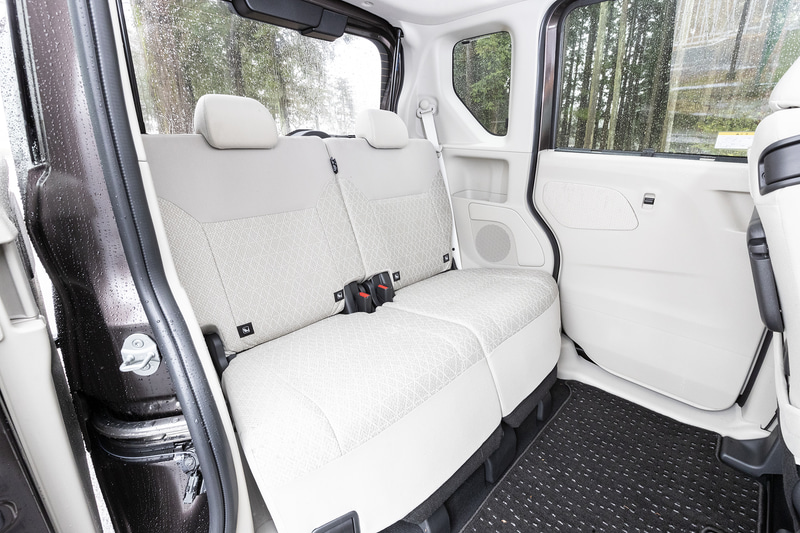 リアシートは5:5分割タイプ。足下までファブリック仕上げとなっているため、見た目にも高級感のある仕上がり