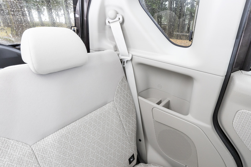 ボディ側にリアシート用のカップホルダーが備わる